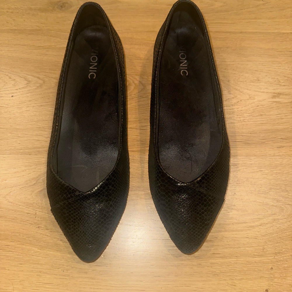 Vionic Black Flats size 9 black snakeskin